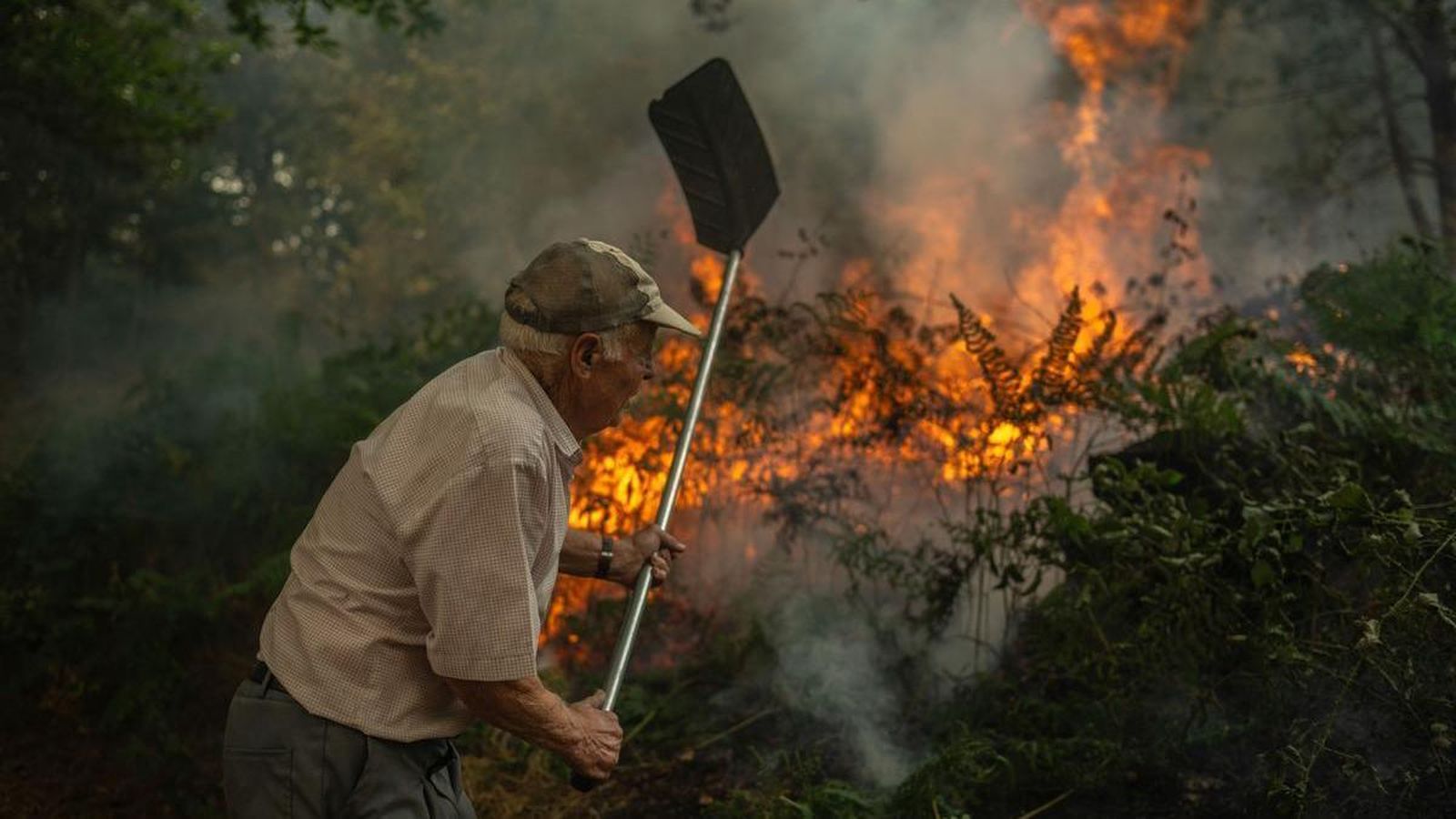 Voluntarios contribuyen a apagar el fuego