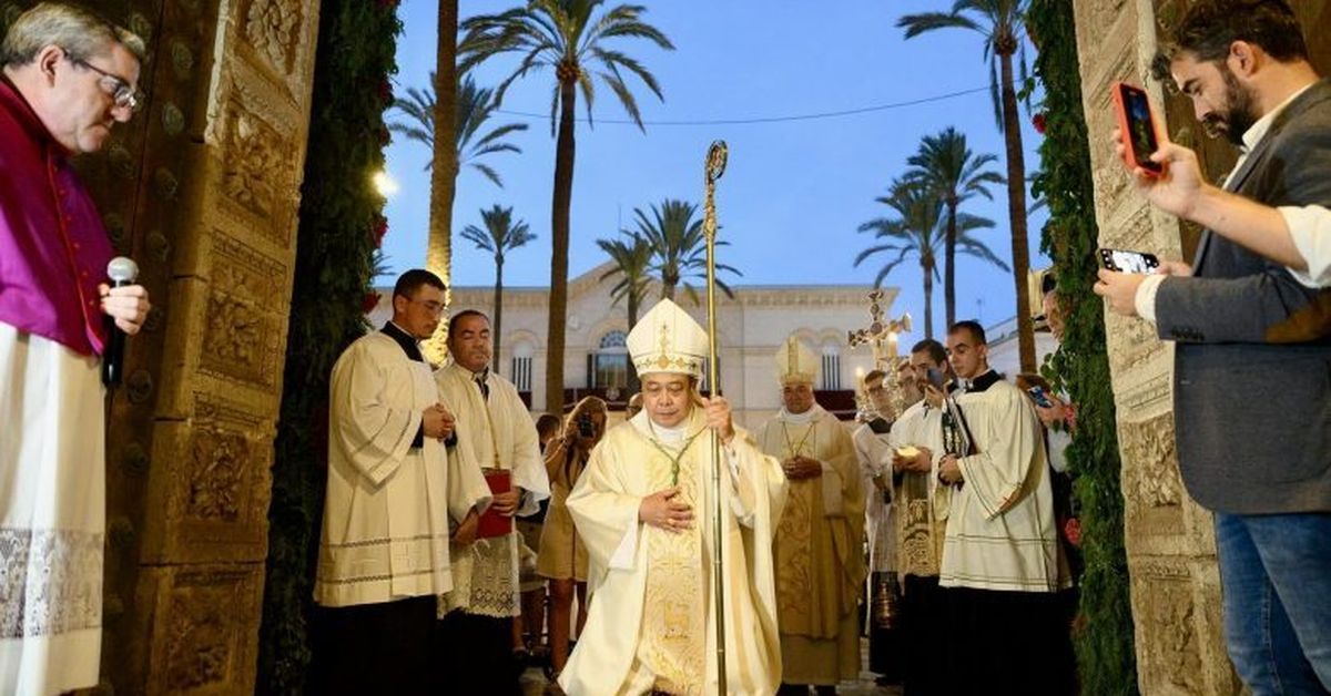 El nuncio en España abre la Puerta Santa de la catedral de Almería y da ...