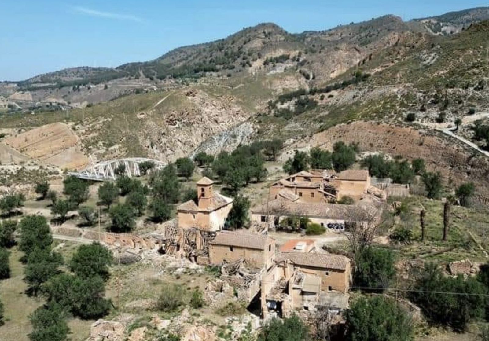 El pueblo abandonado y la iglesia desacralizada