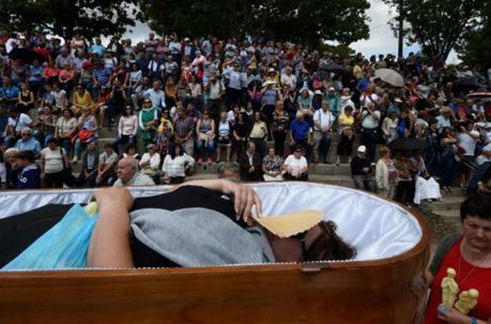 Procesión de los ataúdes, desafiando la muerte
