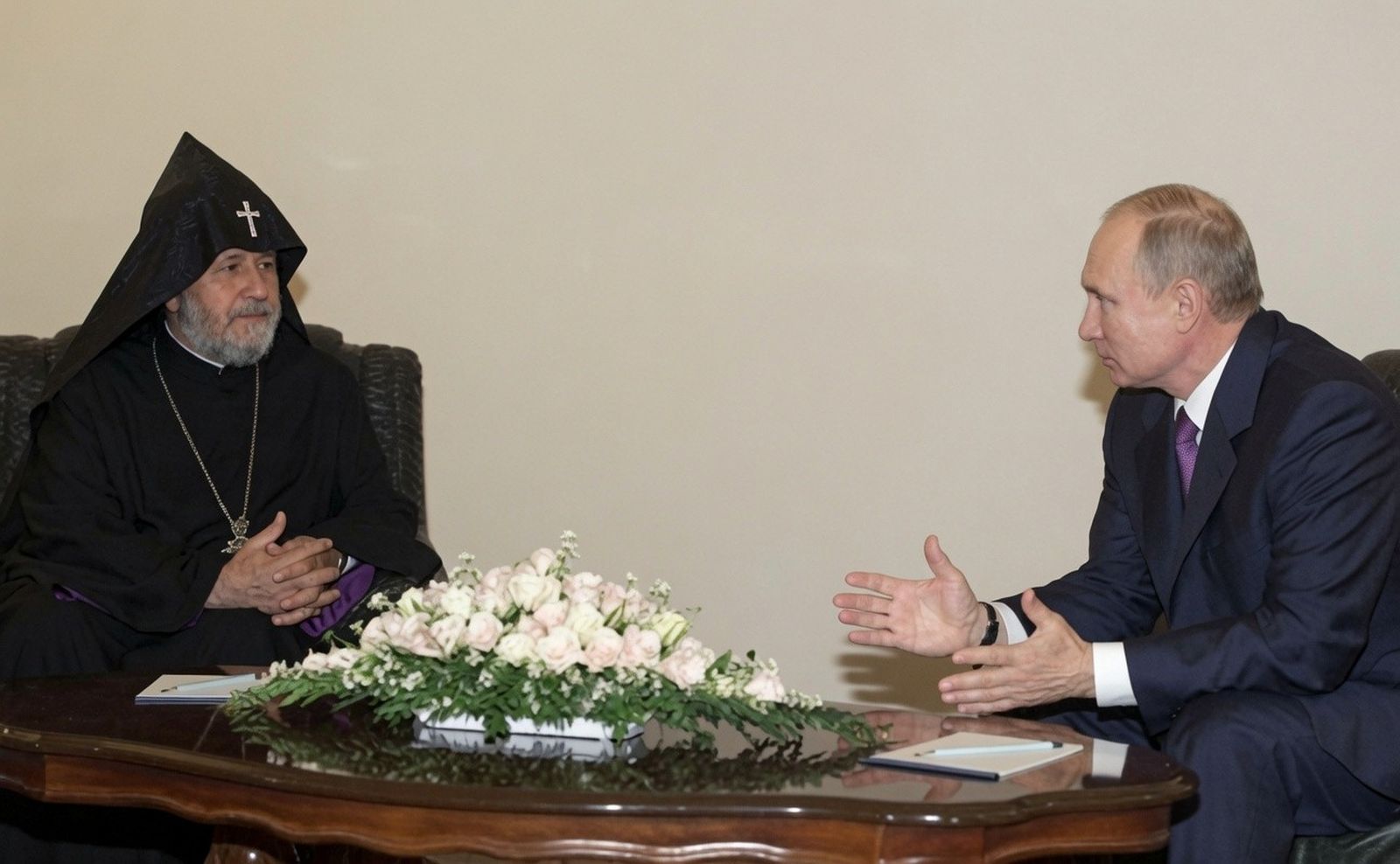 El católicós Karekin II con Vladimir Putin, presidente de Rusia