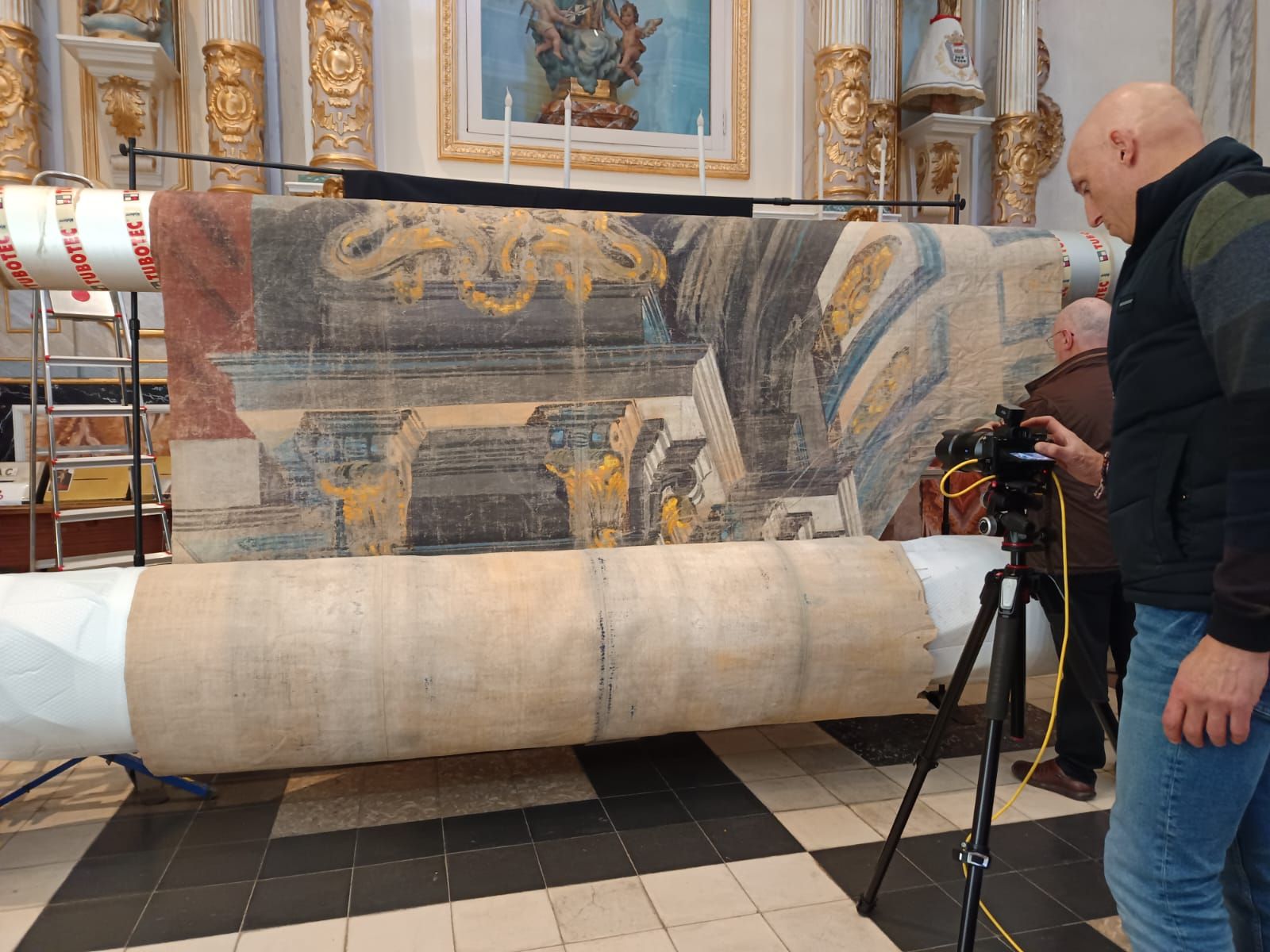 Jesús Altaba escaneando los telones