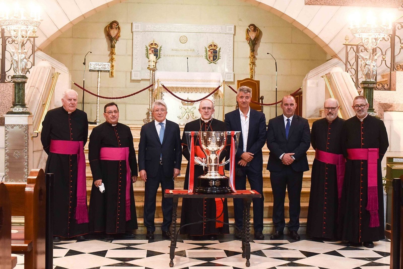 El Atlético de Madrid ofrece su trofeo a la Virgen de la Almudena