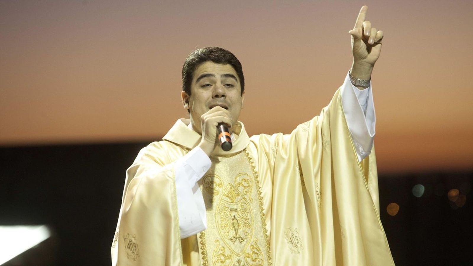 El purgatorio del sacerdote brasileño Robson de Oliveira, que movilizaba a las masas