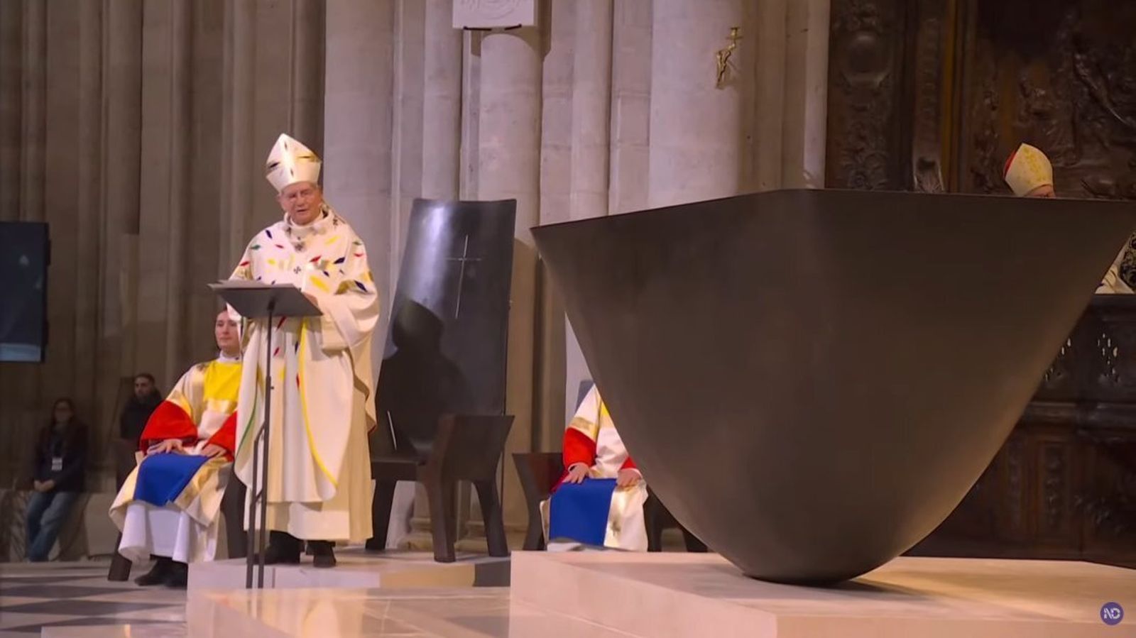 El arzobispo de París en la consagración del altar de Notre Dame