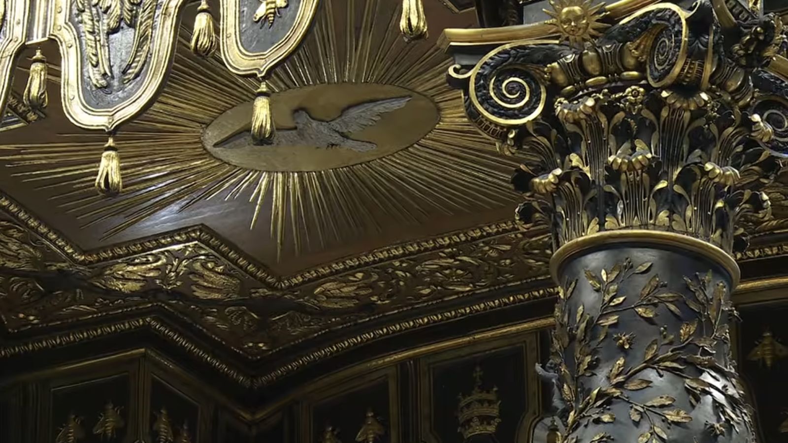 Representación del Espíritu Santo en el baldaquino de Bernini