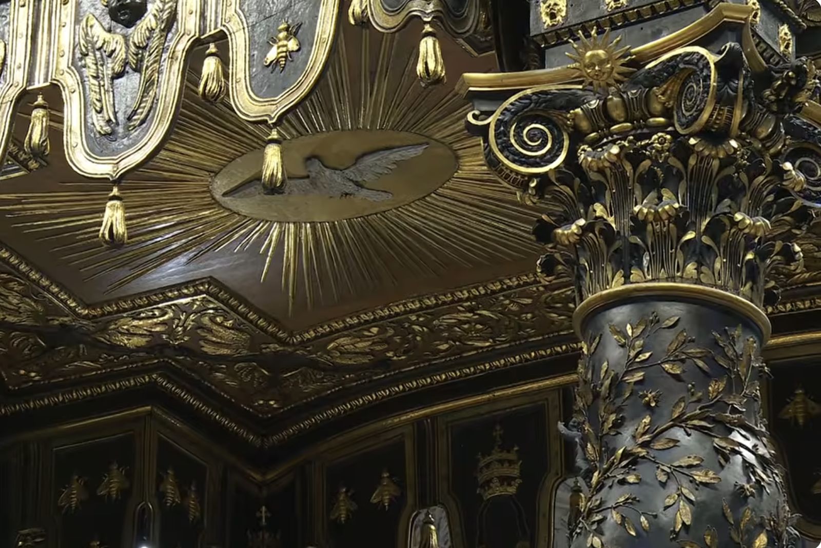 Representación del Espíritu Santo en el baldaquino de Bernini