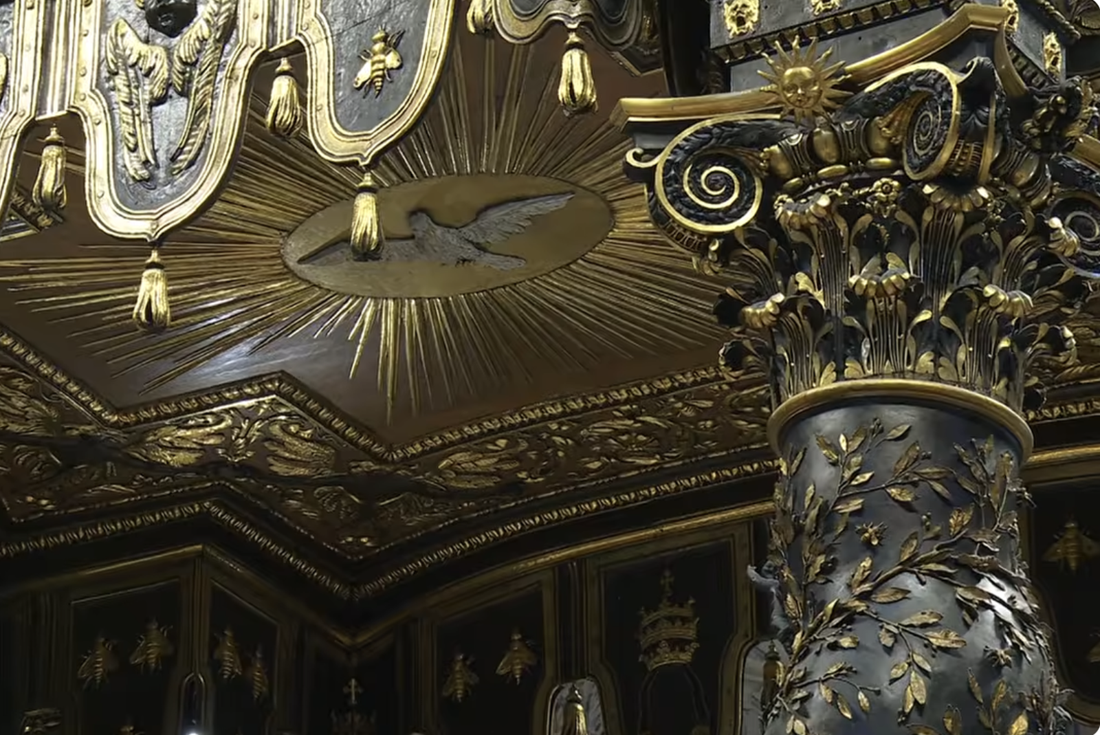 Representación del Espíritu Santo en el baldaquino de Bernini