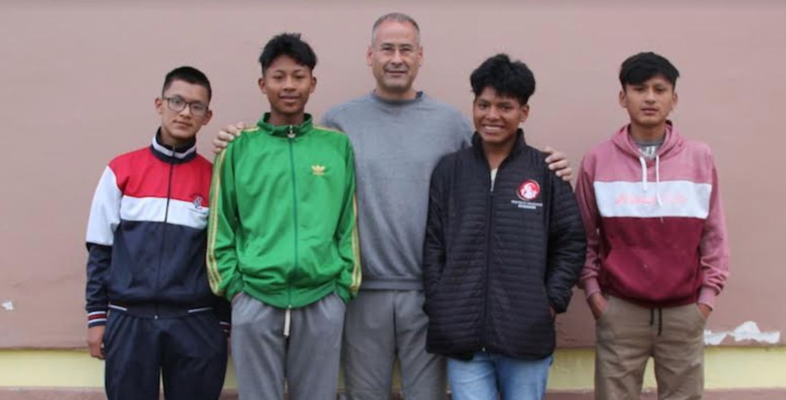 Alberto y los niños del hogar salesiano de Ambato