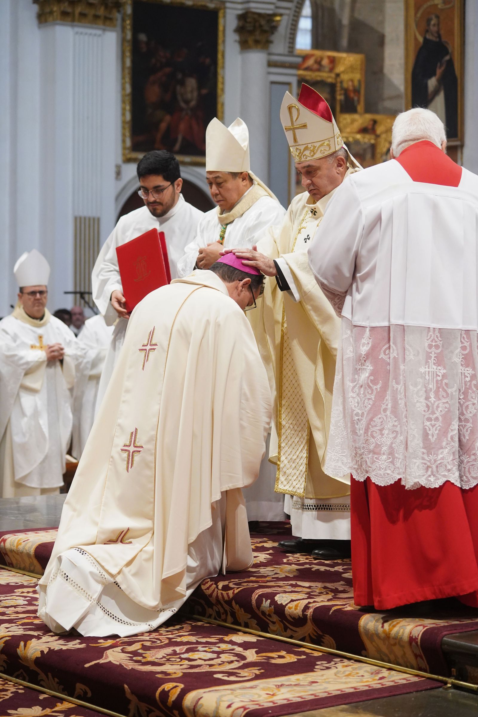 Imposición de manos a los nuevos auxiliares