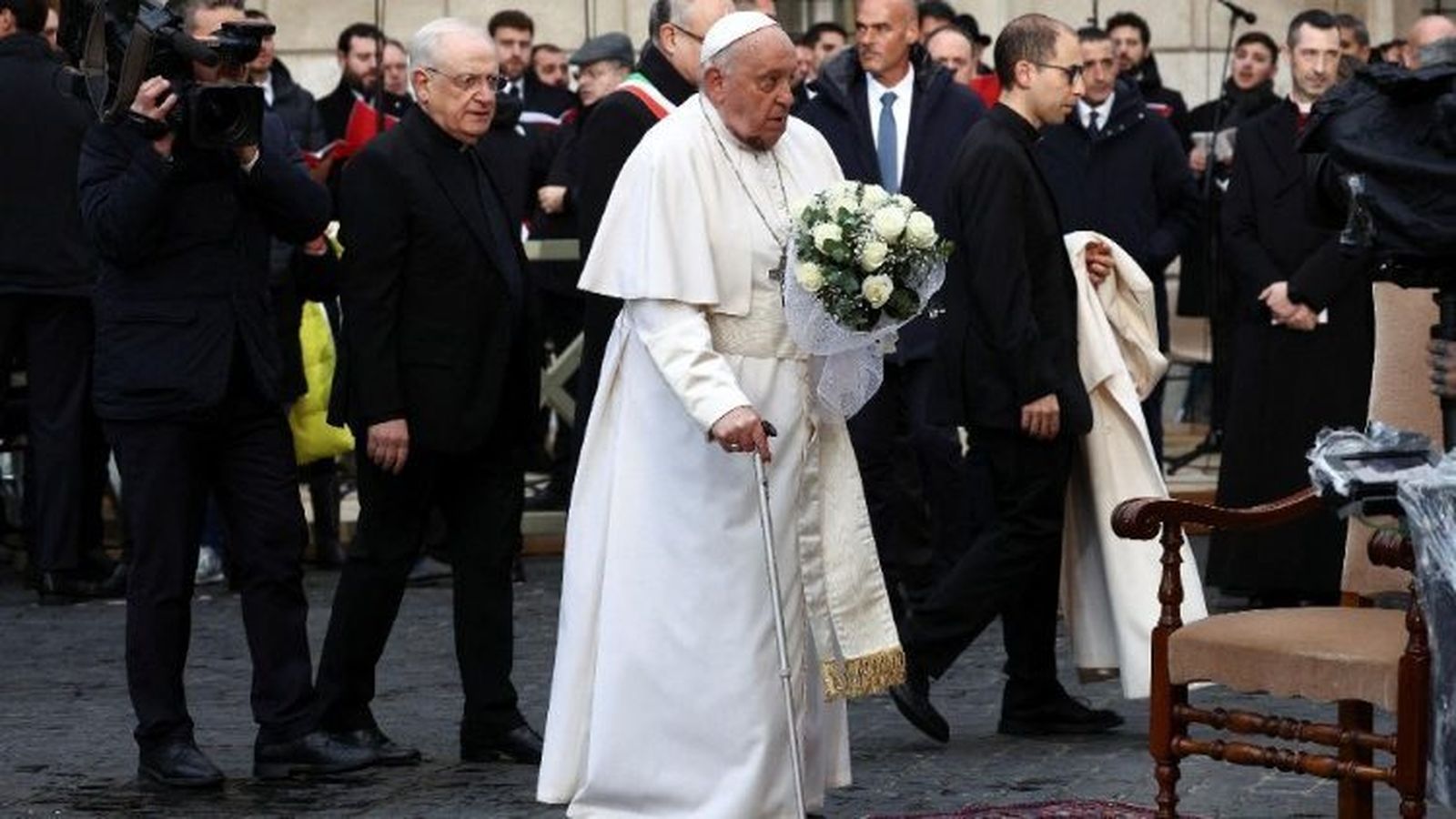 Francisco, con un ramo de flores para la Inmaculada