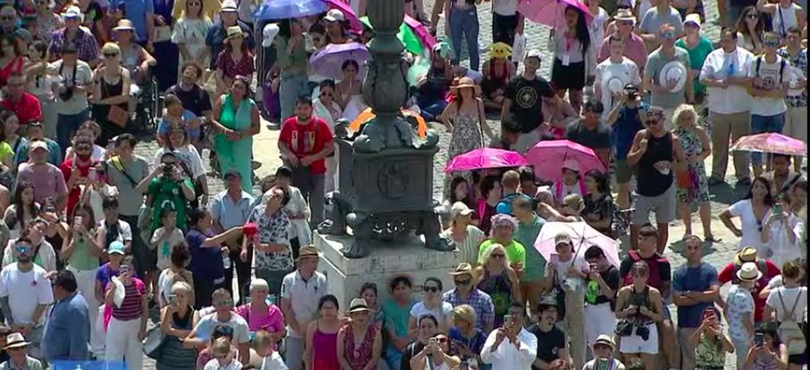 Fieles en el Angelus