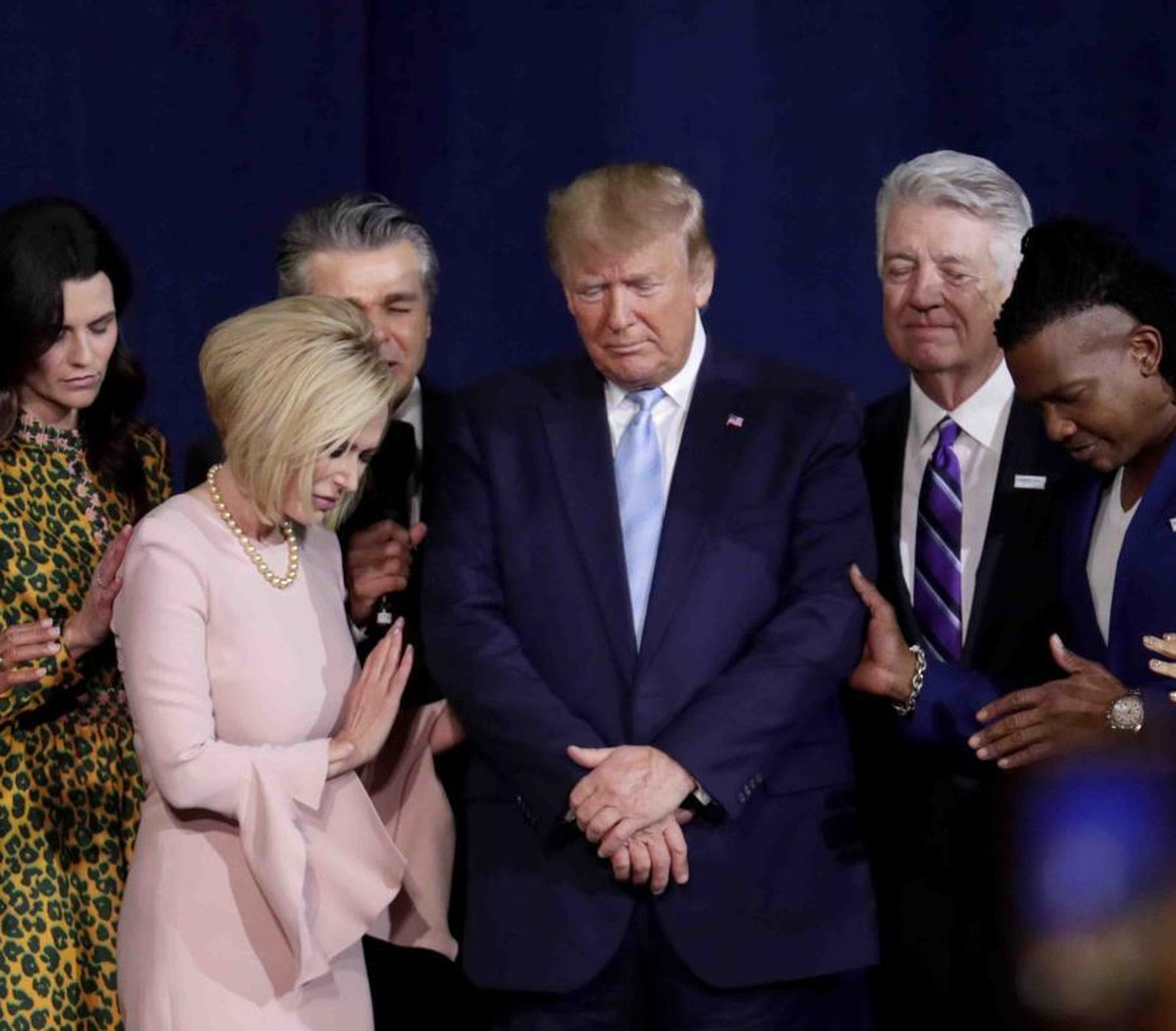 Trump reza con líderes evangélicos