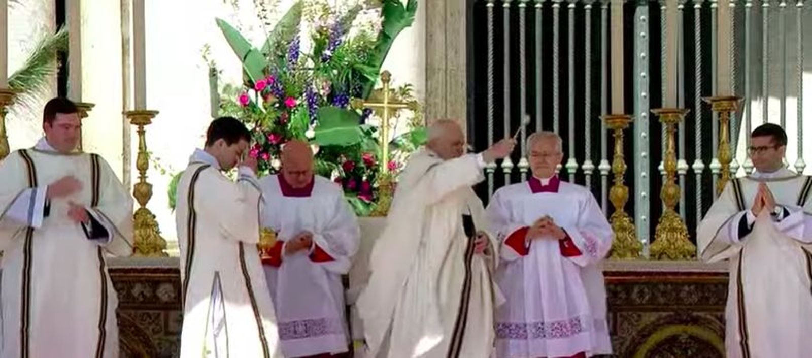 Francisco bendice al pueblo