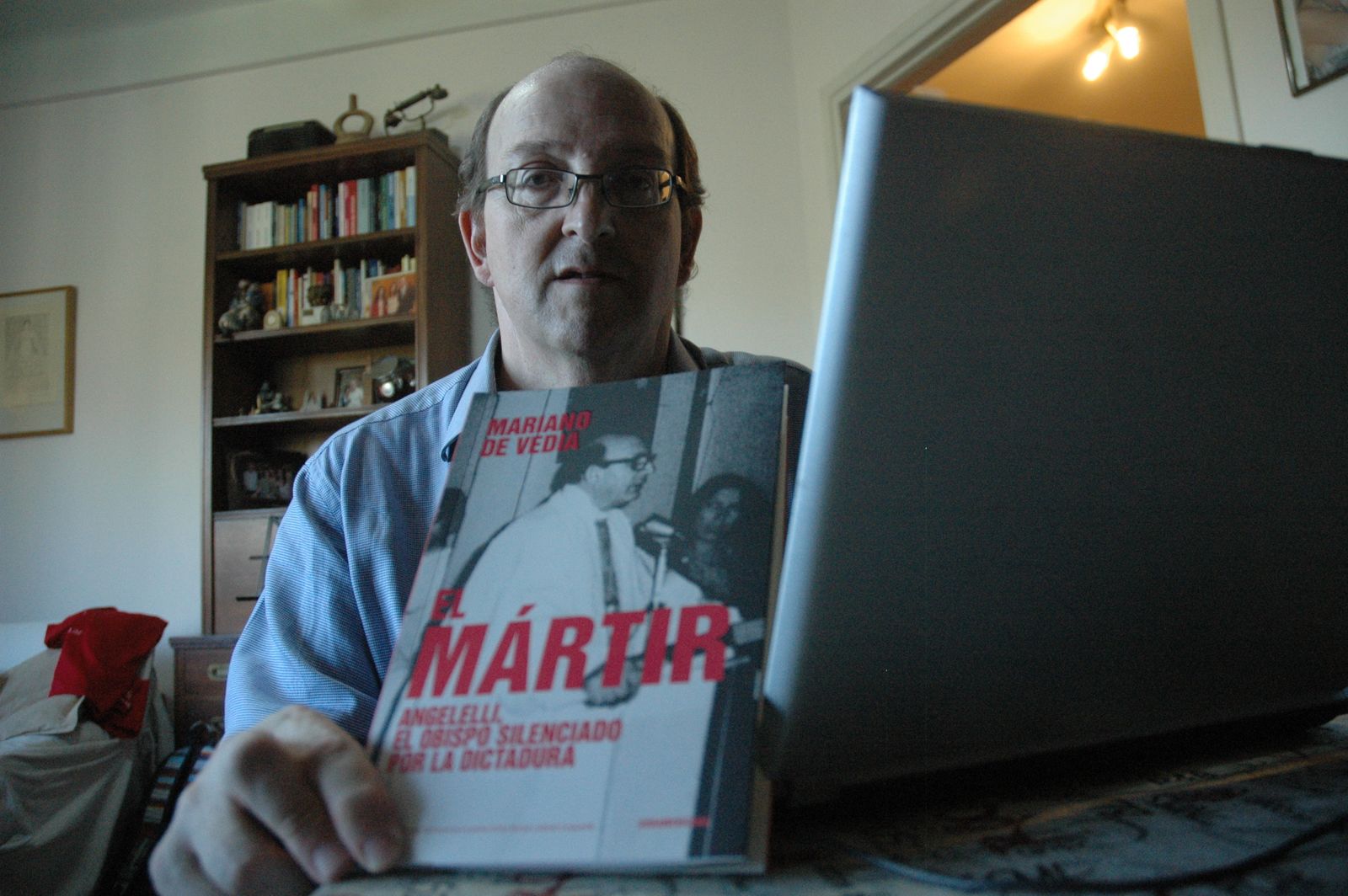 Mariano de Védia con un ejemplar de su libro "Mártir. Angelelli, el obispo silenciado por la dictadura"