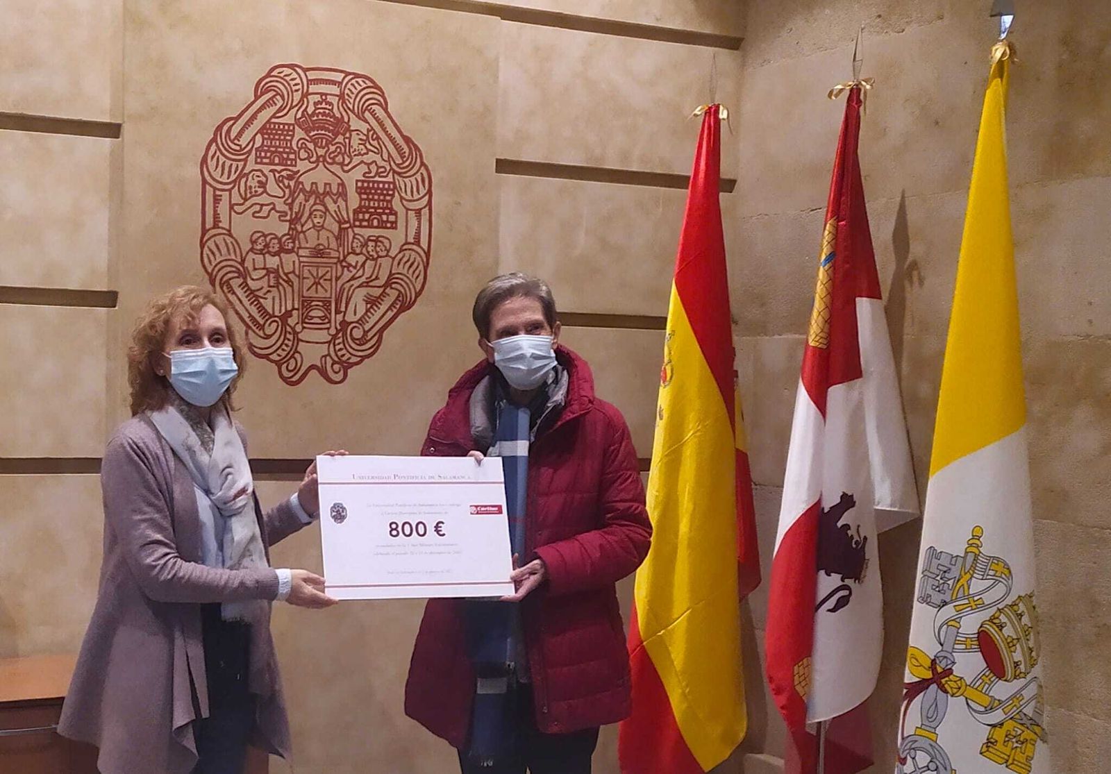 Entrega del cheque a Cáritas