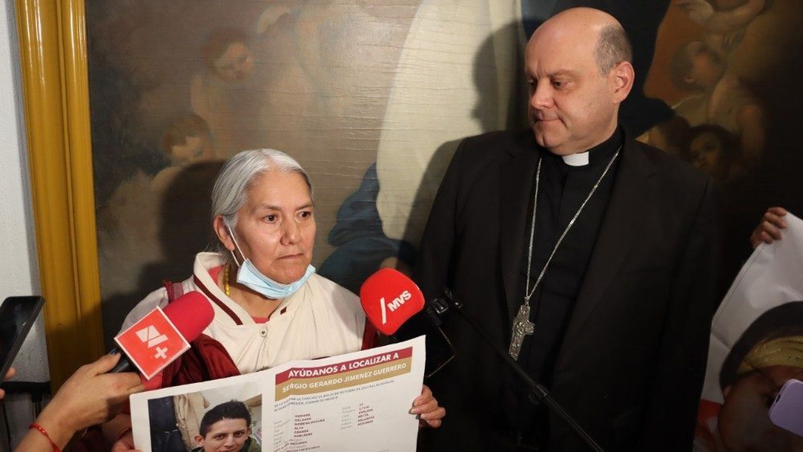 Monseñor Acero, con una de las madres 'buscadoras'