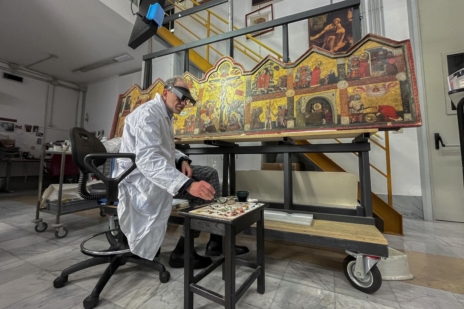 Un restaurador de los Museos Vaticanos