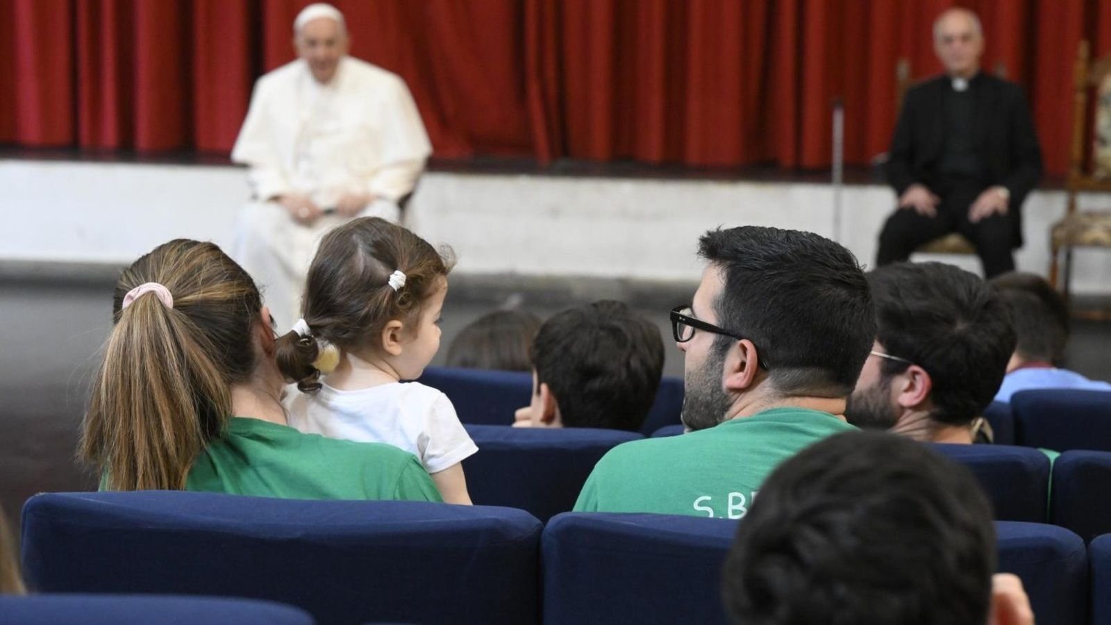 Francisco se dirige a un joven matrimonio en un encuentro en la parroquia romana de Santa Bernadette