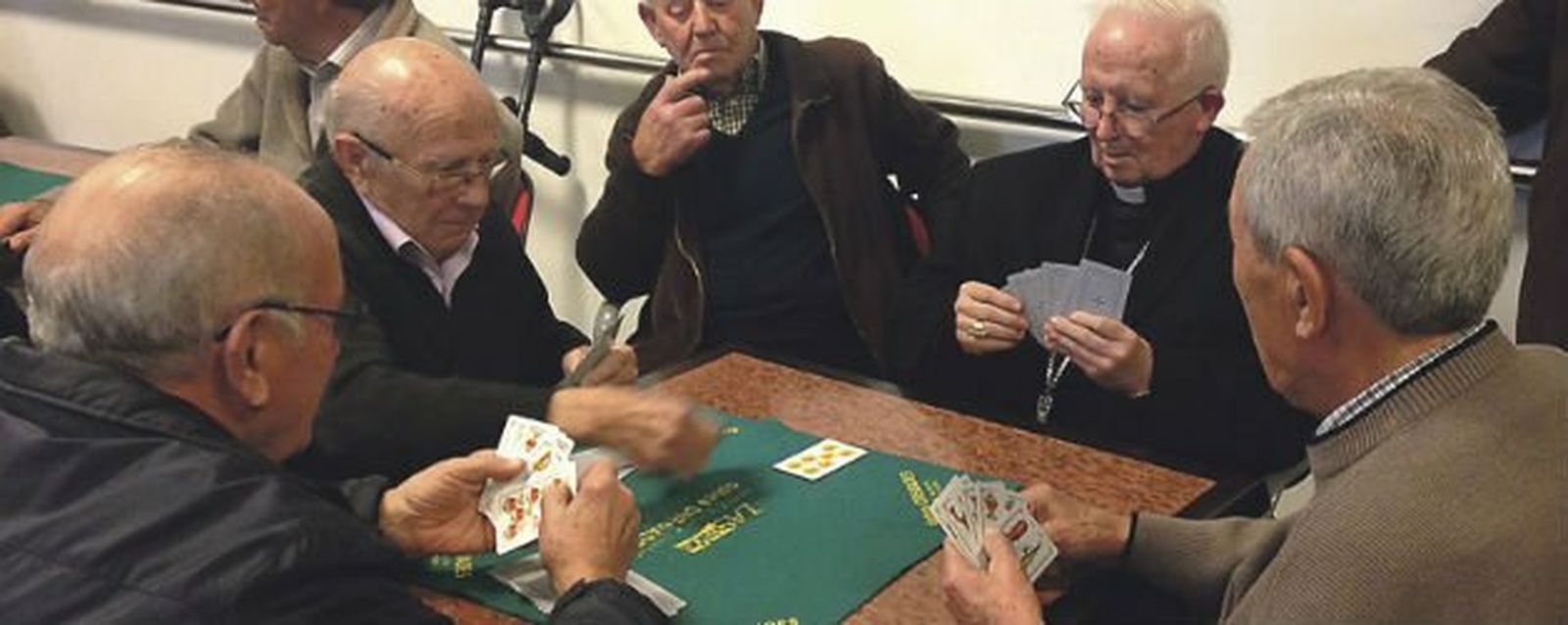 Cañizares juega a las cartas con unos jubilados