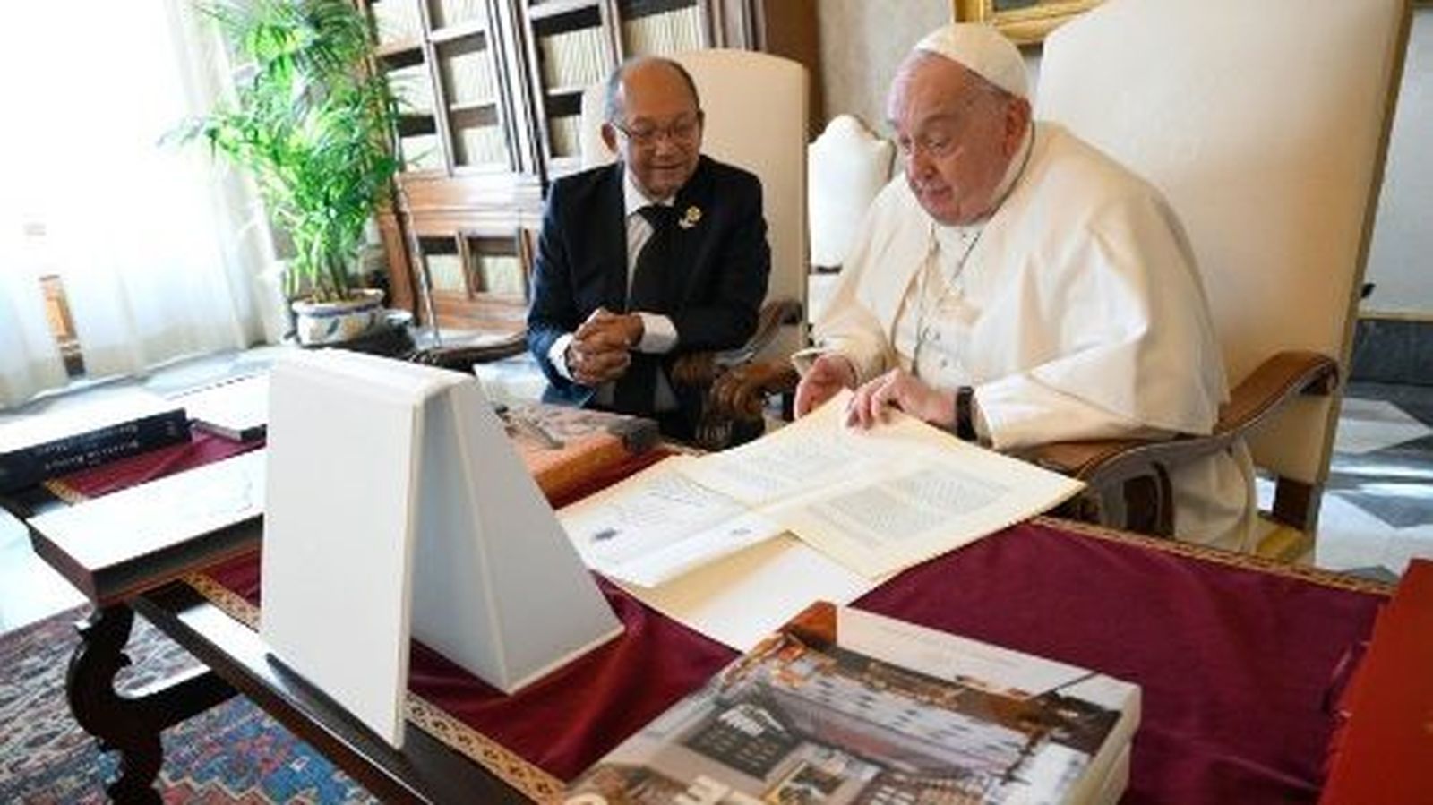 Leslie Voltaire, jefe del órgano de gobierno provisional de Haití, con el Papa