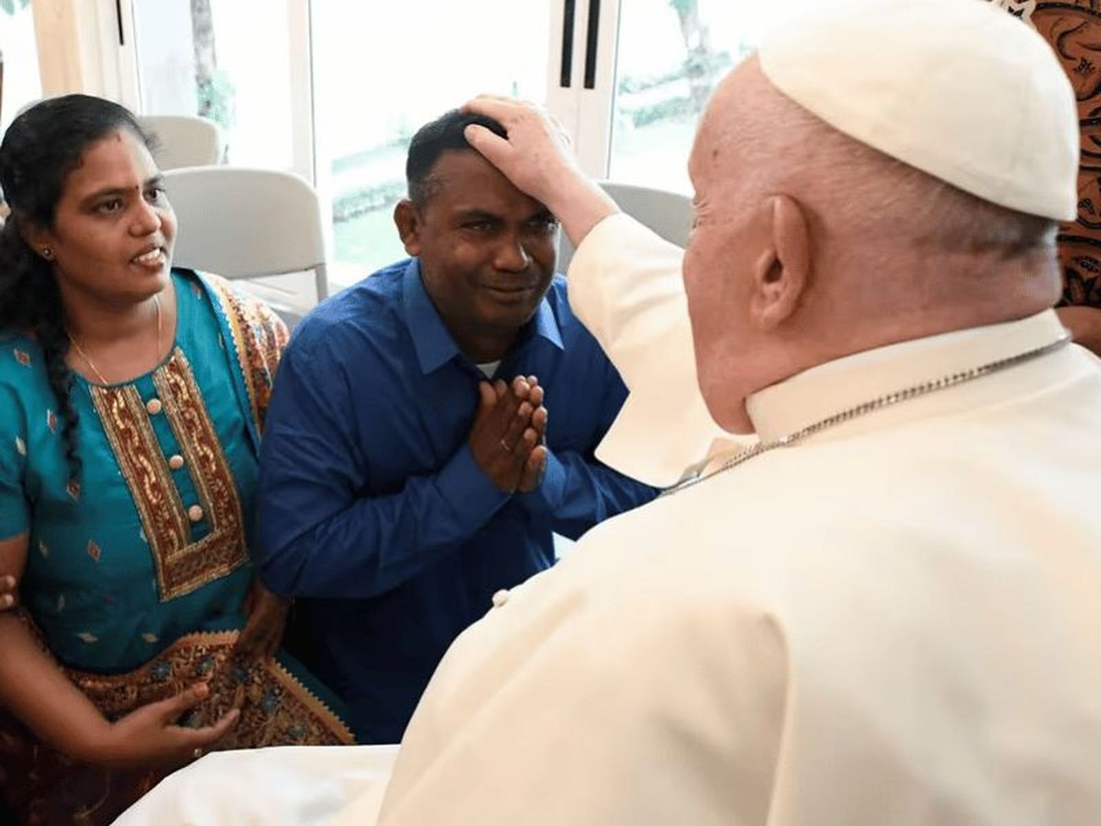 Francisco bendiciendo a una pareja
