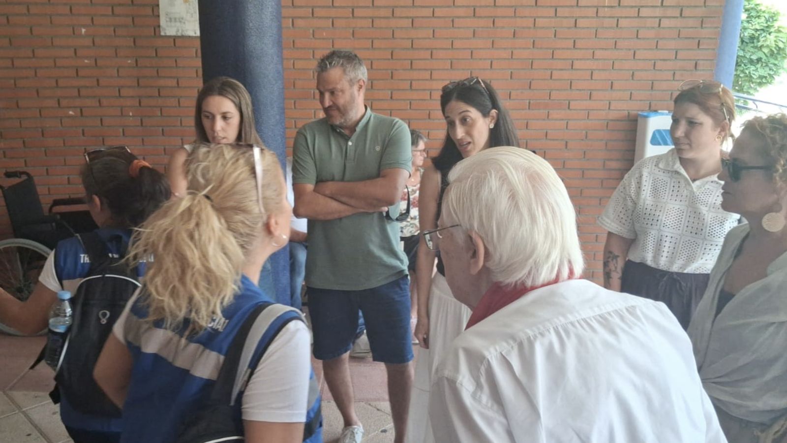 Padre Ángel con personal de Mensajeros de la Paz de Extremadura