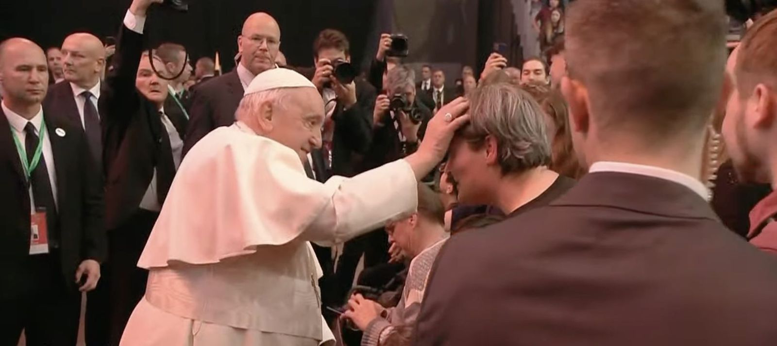Francisco bendice a una mujer