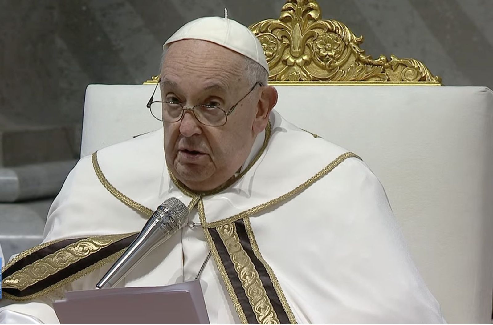 El Papa, durante la lectura de la homilía