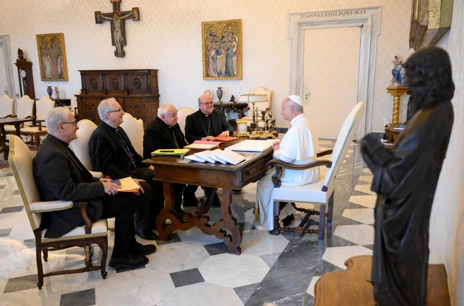 León XIV en un encuentro con obispos franceses en Roma