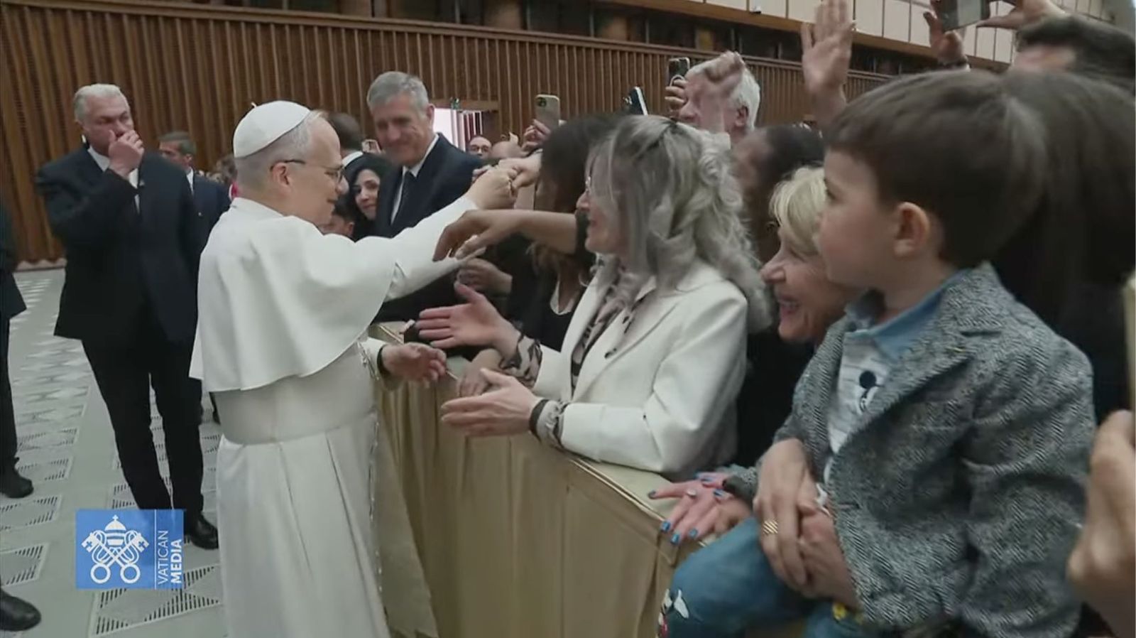 El Papa saluda a los empleados del Vaticano y a sus familias