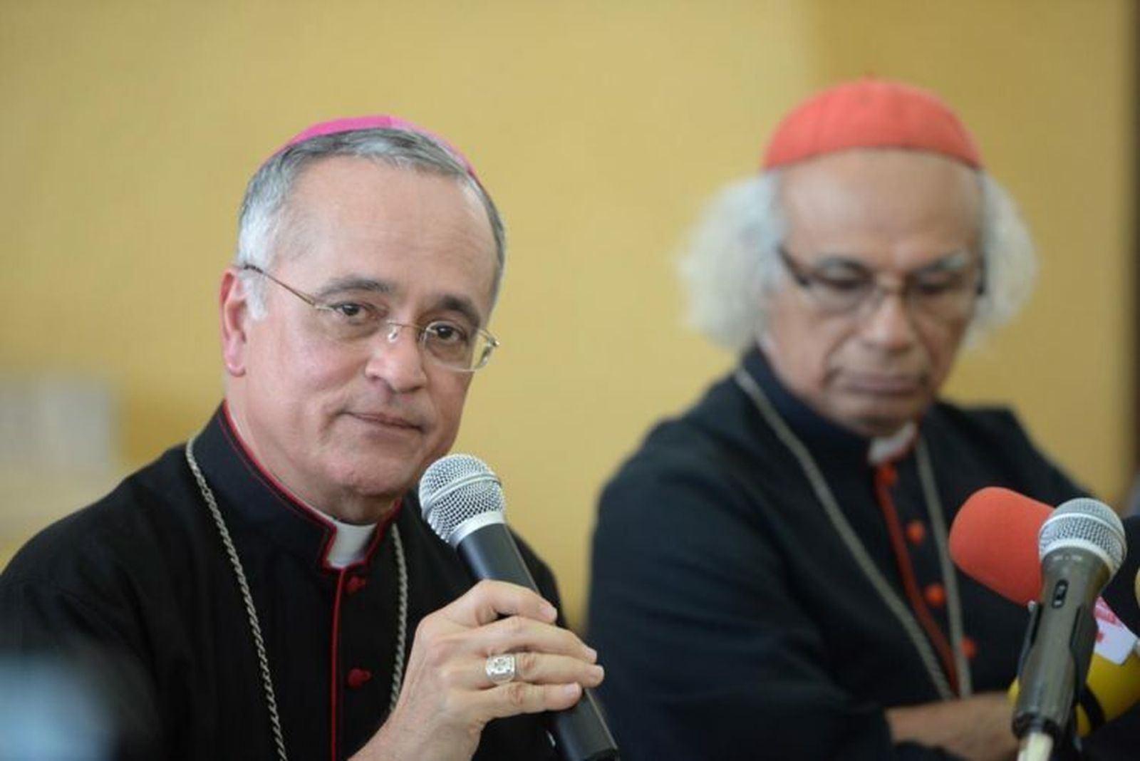 Silvio Báez, junto al cardenal Brenes