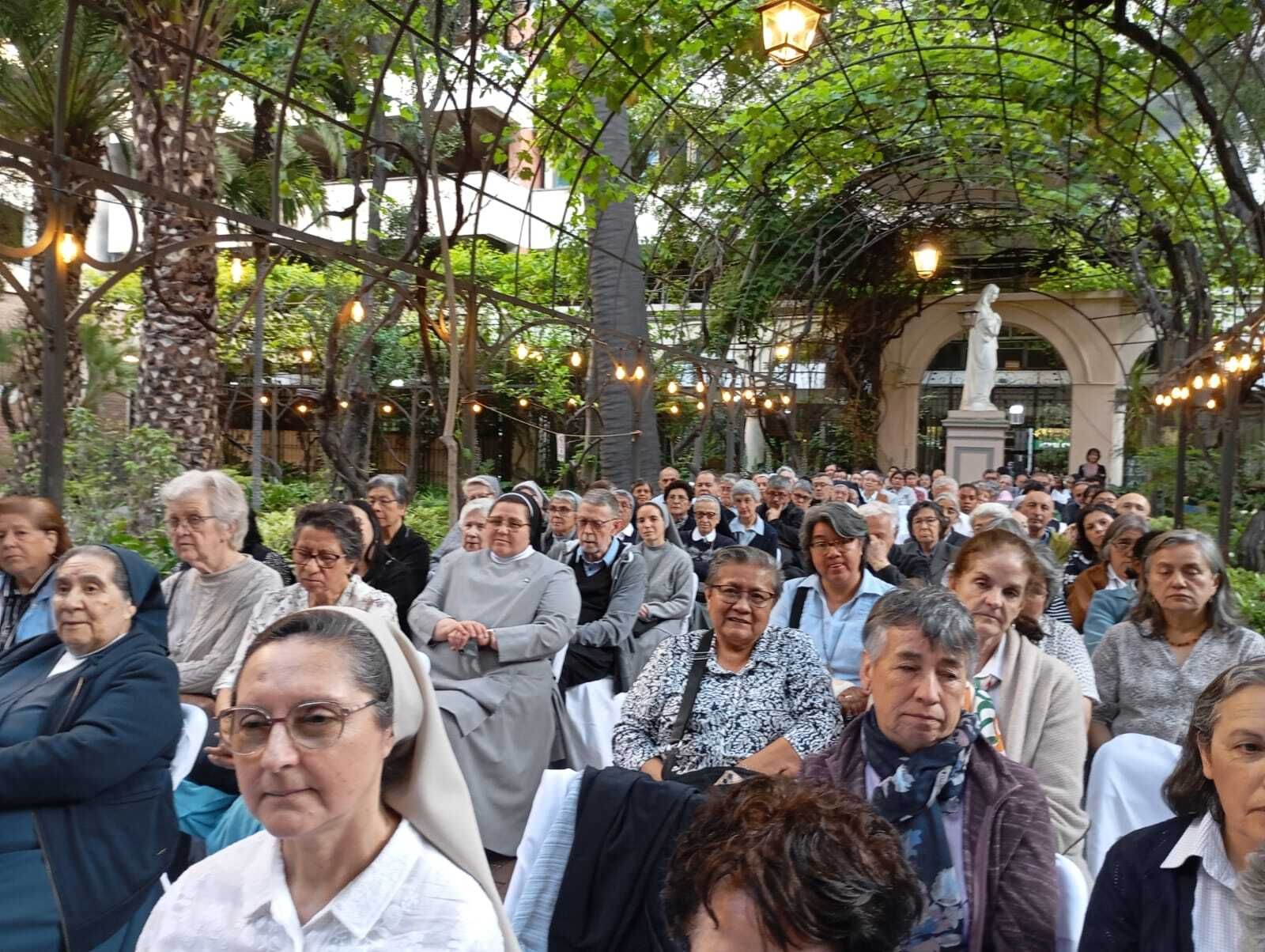 Conferre - asistentes a ceremonia de aniverdario