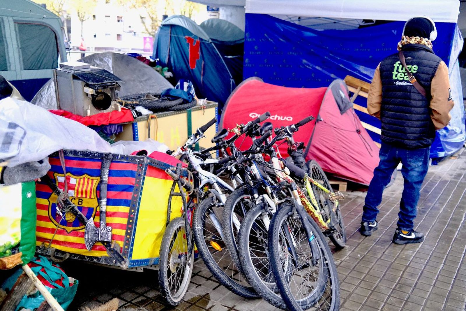 Los acampados de Badalona siguen bajo la lluvia