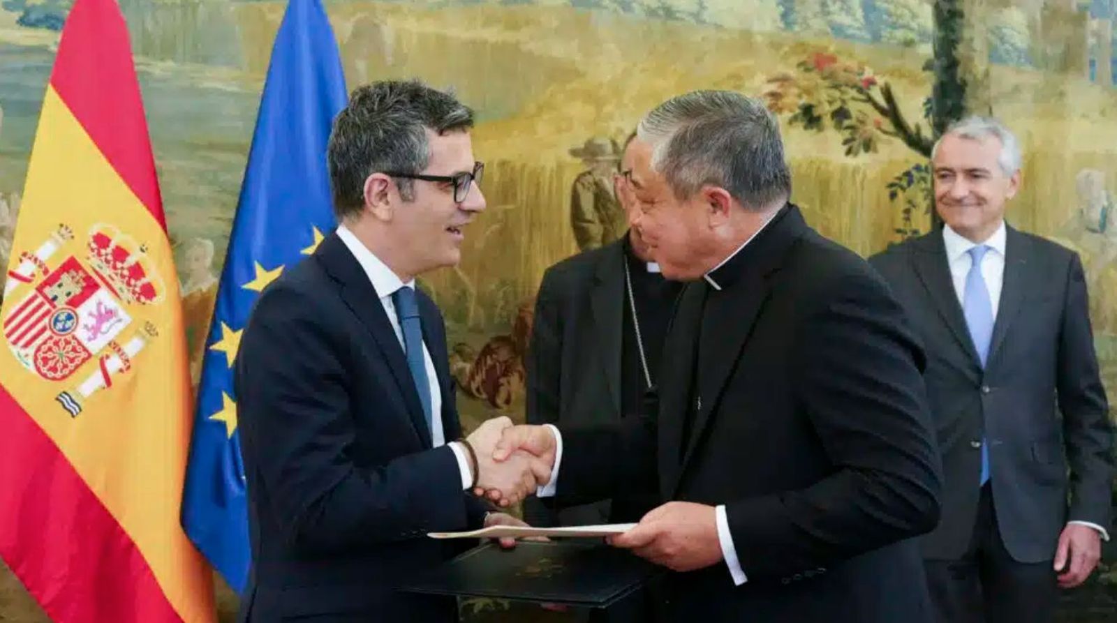 El ministro de la Presidencia, Félix Bolaños y el nuncio en España, el arzobispo Bernardito Auza