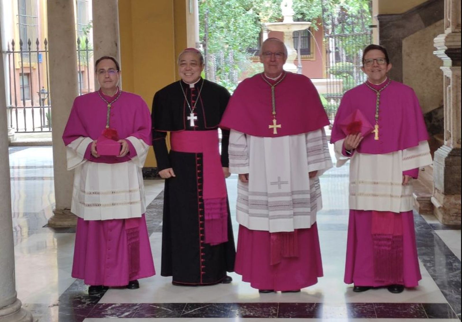 Los dos auxiliares de Sevilla con el arzobispo y el nuncio