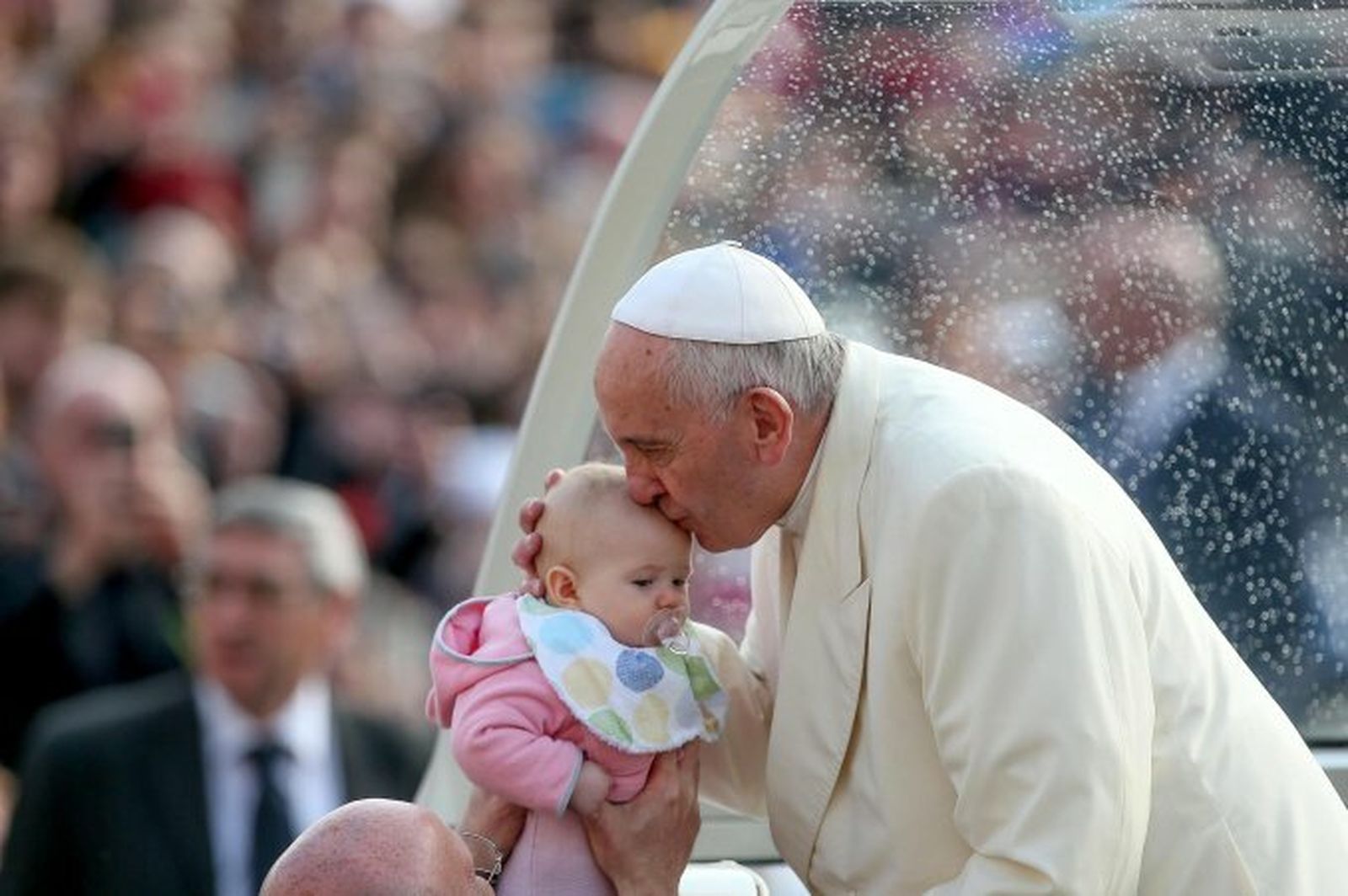El Papa besa a un niño