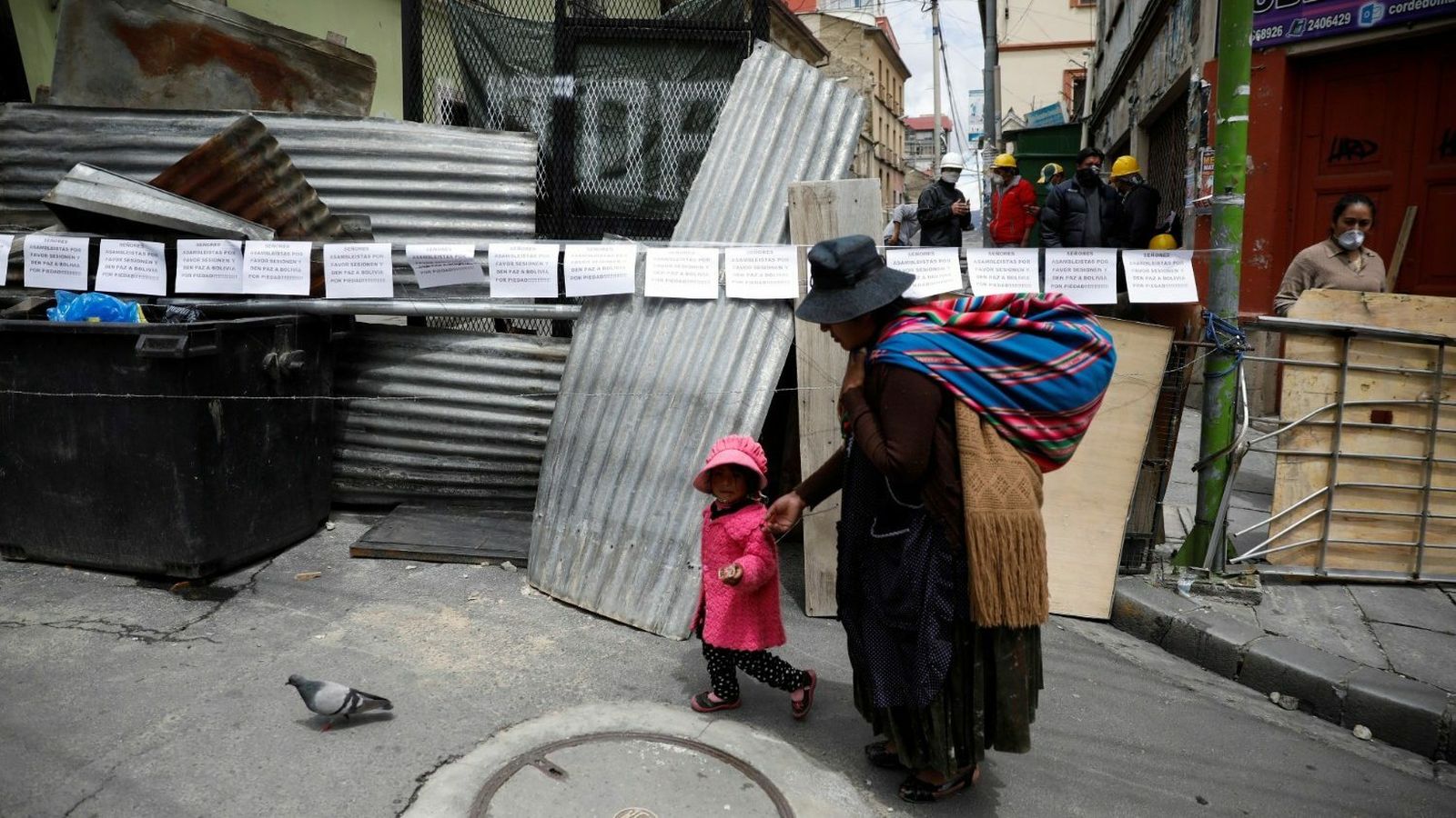 Nuevo llamado de los Obispos bolivianos a la pazUna mujer y una niña pasan junto a una barricada cerca de la plaza Murillo, en La Paz