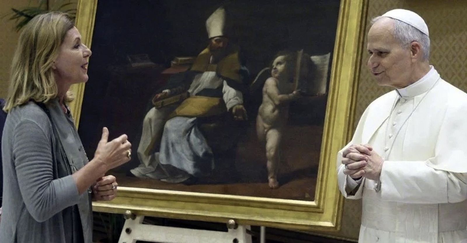 El papa León XIV conversa con un miembro de la delegación de los Museos Vaticanos que presentó un cuadro restaurado del siglo XVIII de San Agustín.