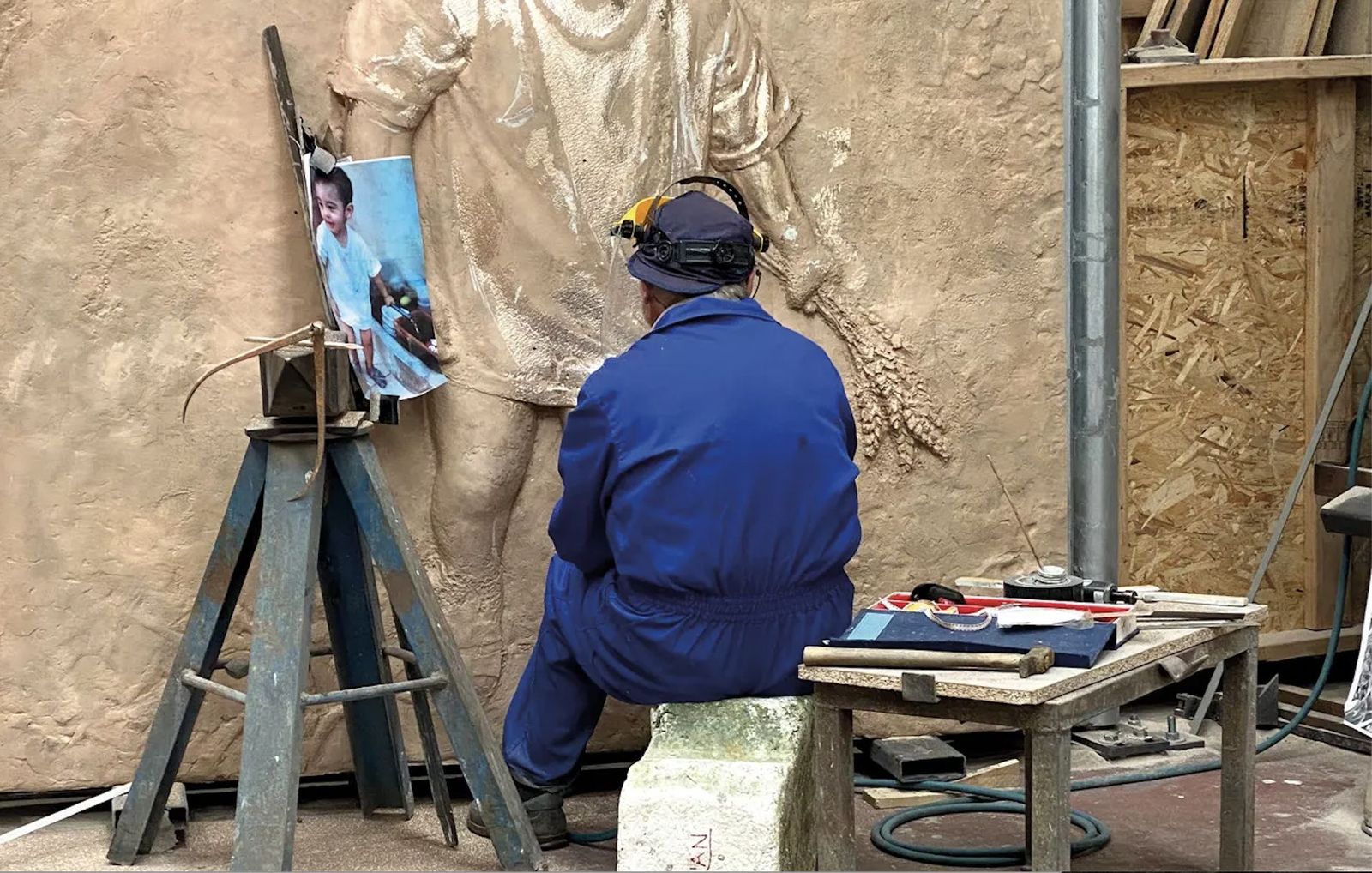 Antonio López trabajando en las puertas de la catedral