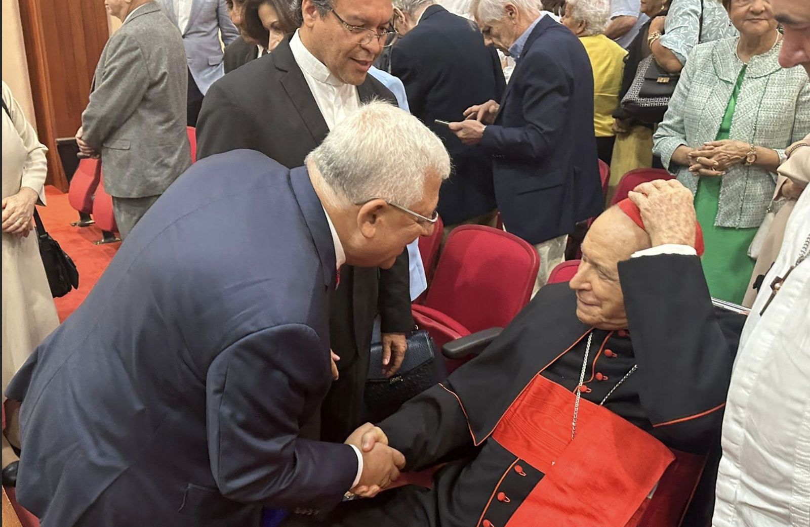 Mario Paredes saluda al cardenal López Rodríguez