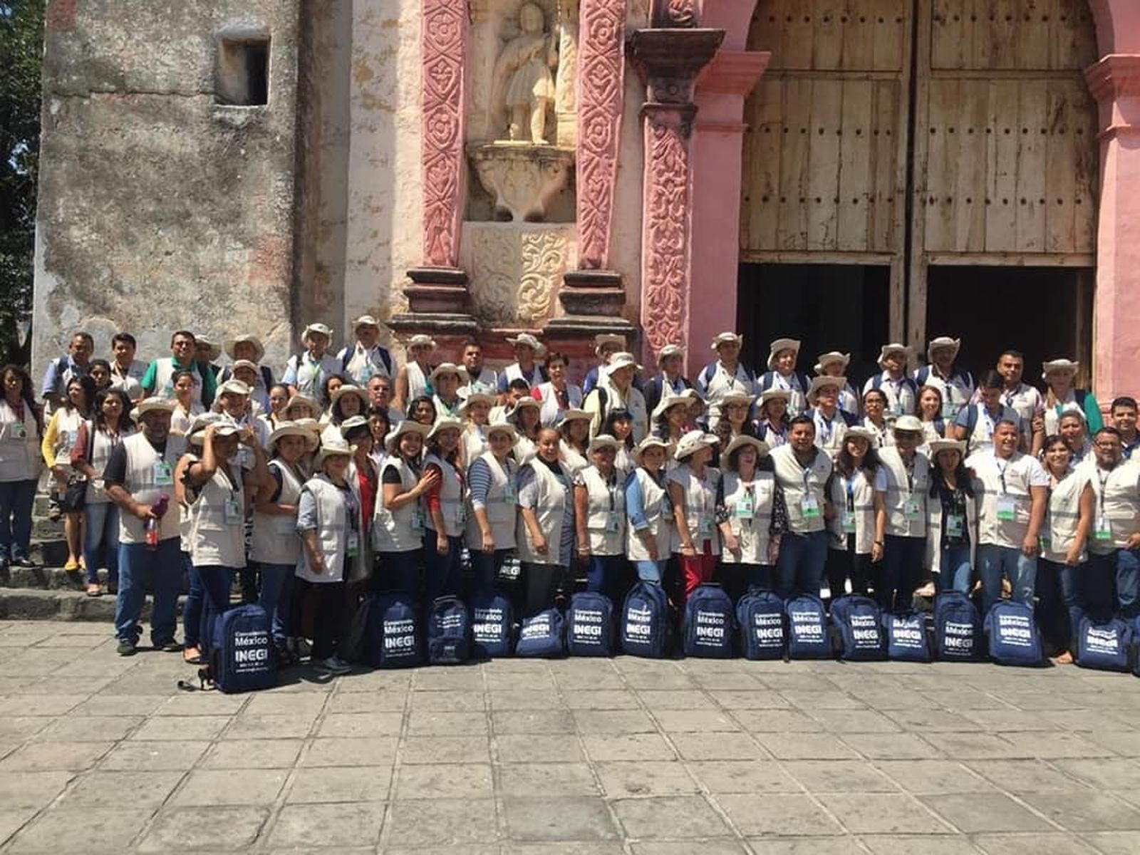 Obispo de Cuernavaca hace inédita bendición sobre entrevistadores del censo 2020