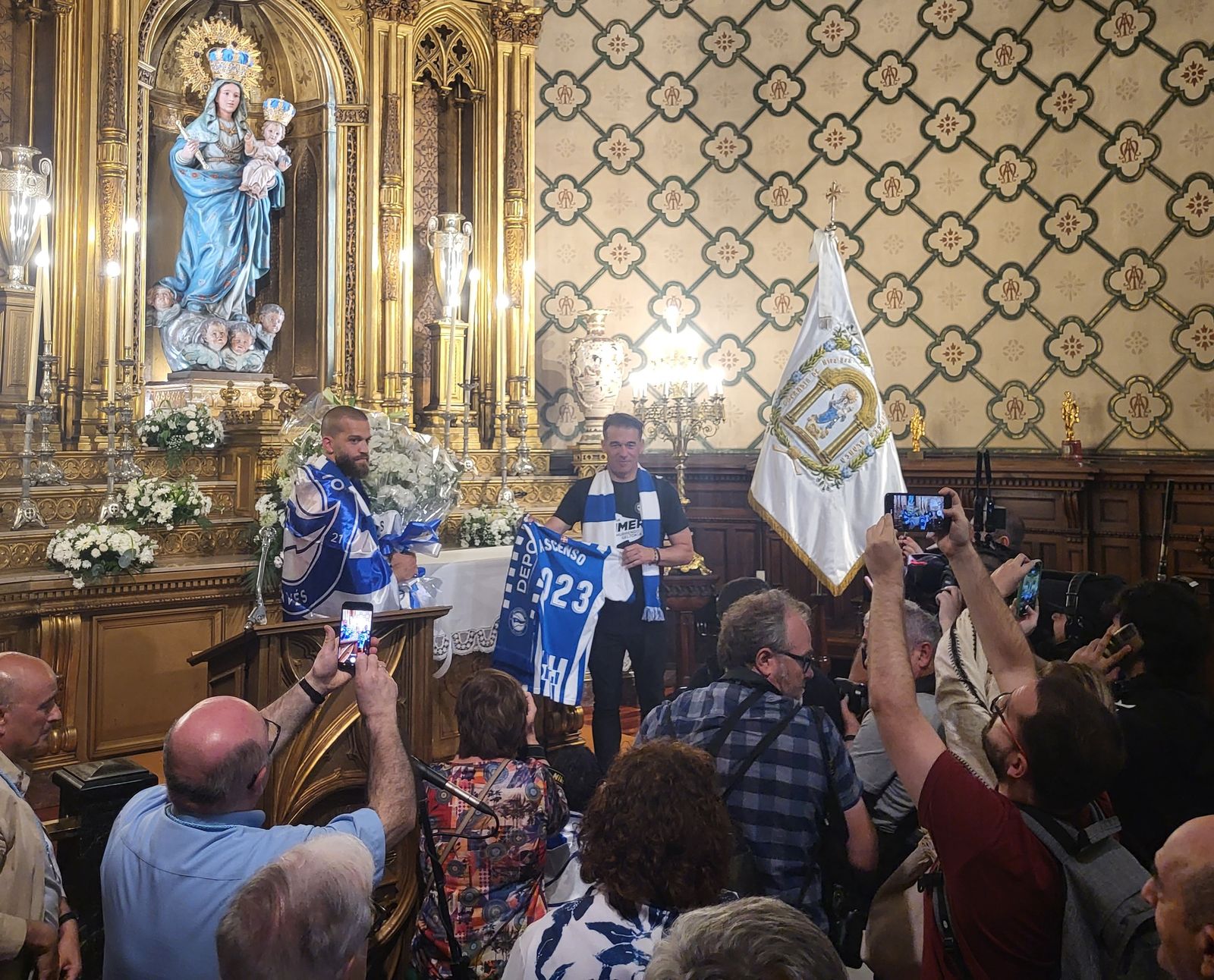 Por primera vez la ofrenda floral del Alavés se retransmite para toda la plaza