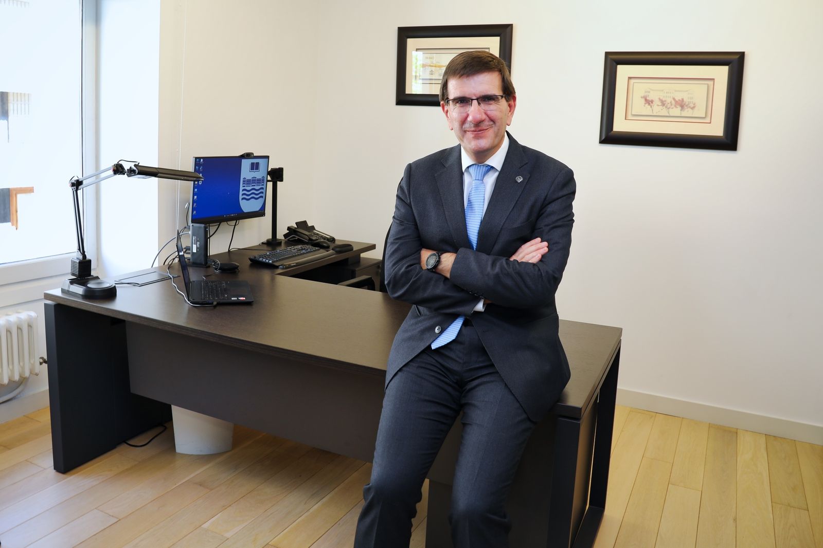 El nuevo rector de Deusto, en su despacho