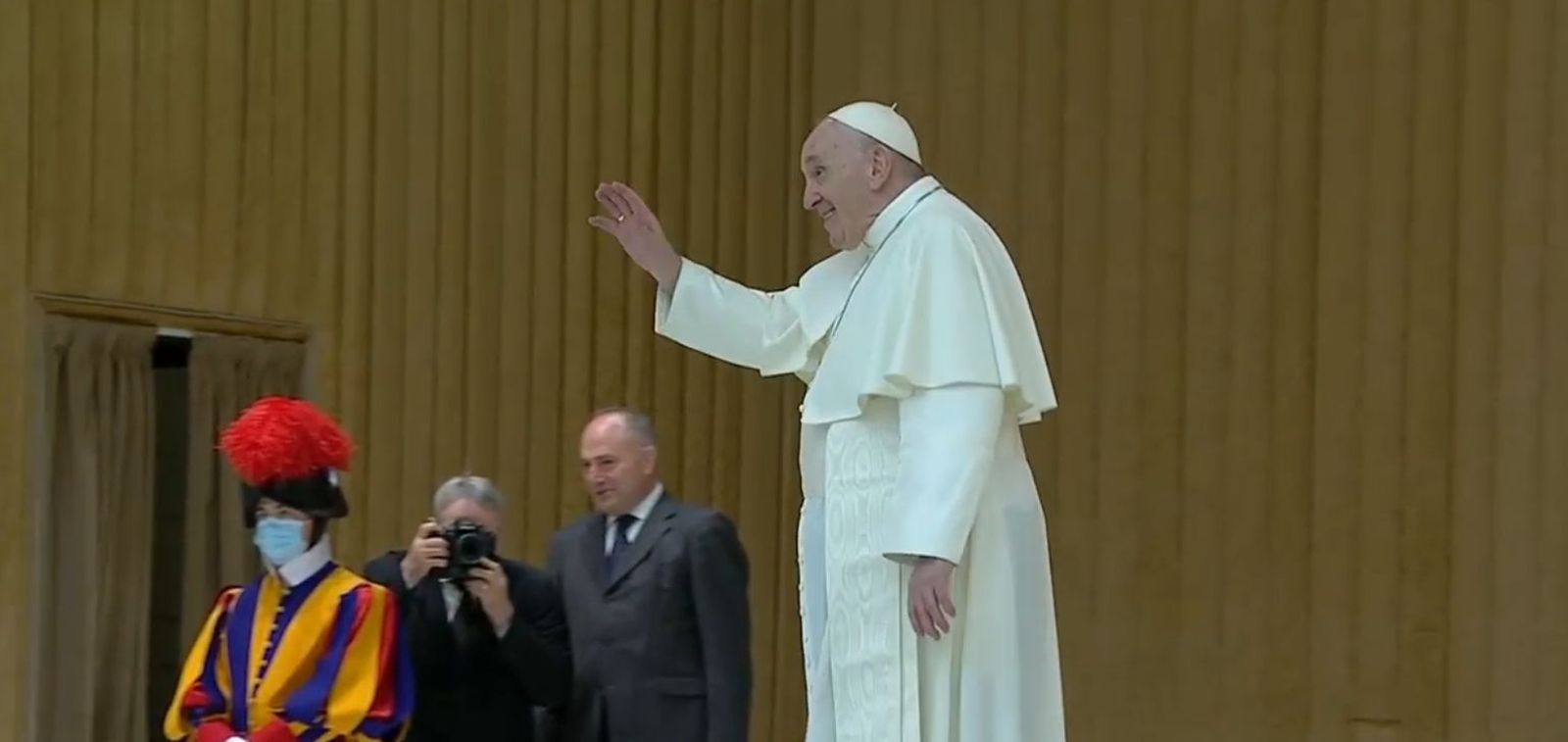 El Papa saluda desde lejos en la audiencia