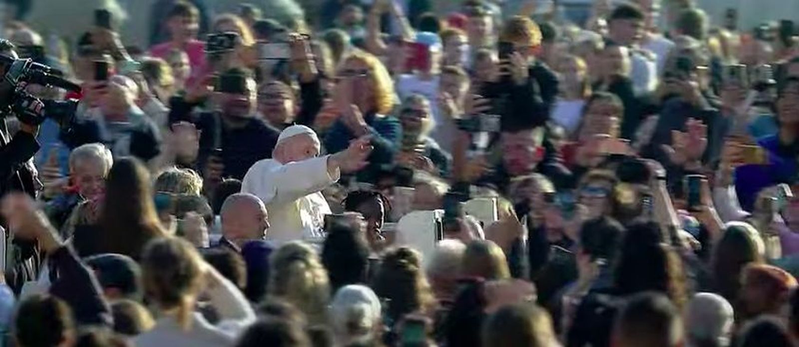 Francisco, saludando a los fieles en la audiencia