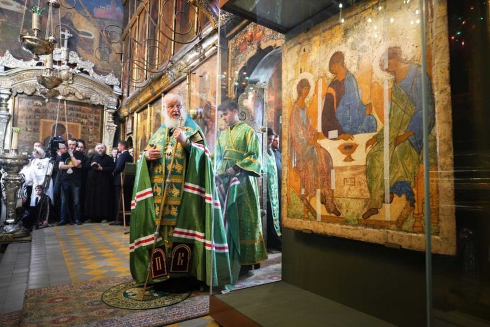 Kirill, con el icono de la Santísima Trinidad