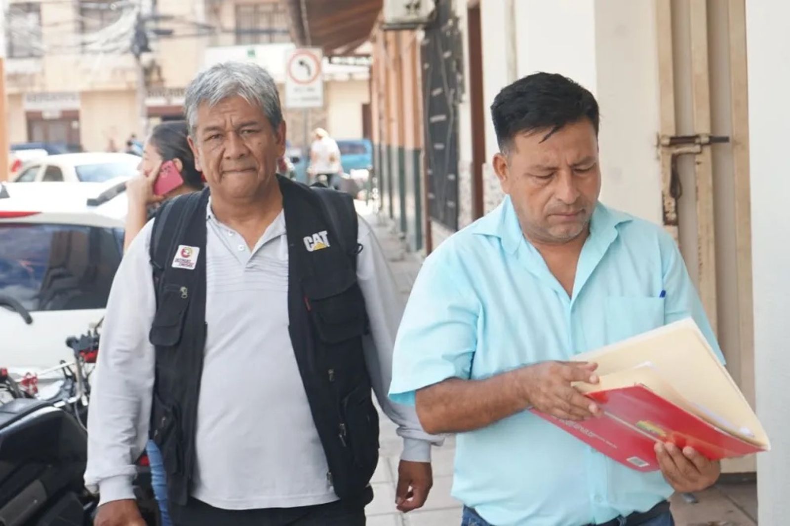 Edwin Alvarado, representante de la Comunidad Boliviana de Sobrevivientes (CBS), y el abogado Juan Arratia reaccionan en Santa Cruz, Bolivia, el 27 de marzo de 2026