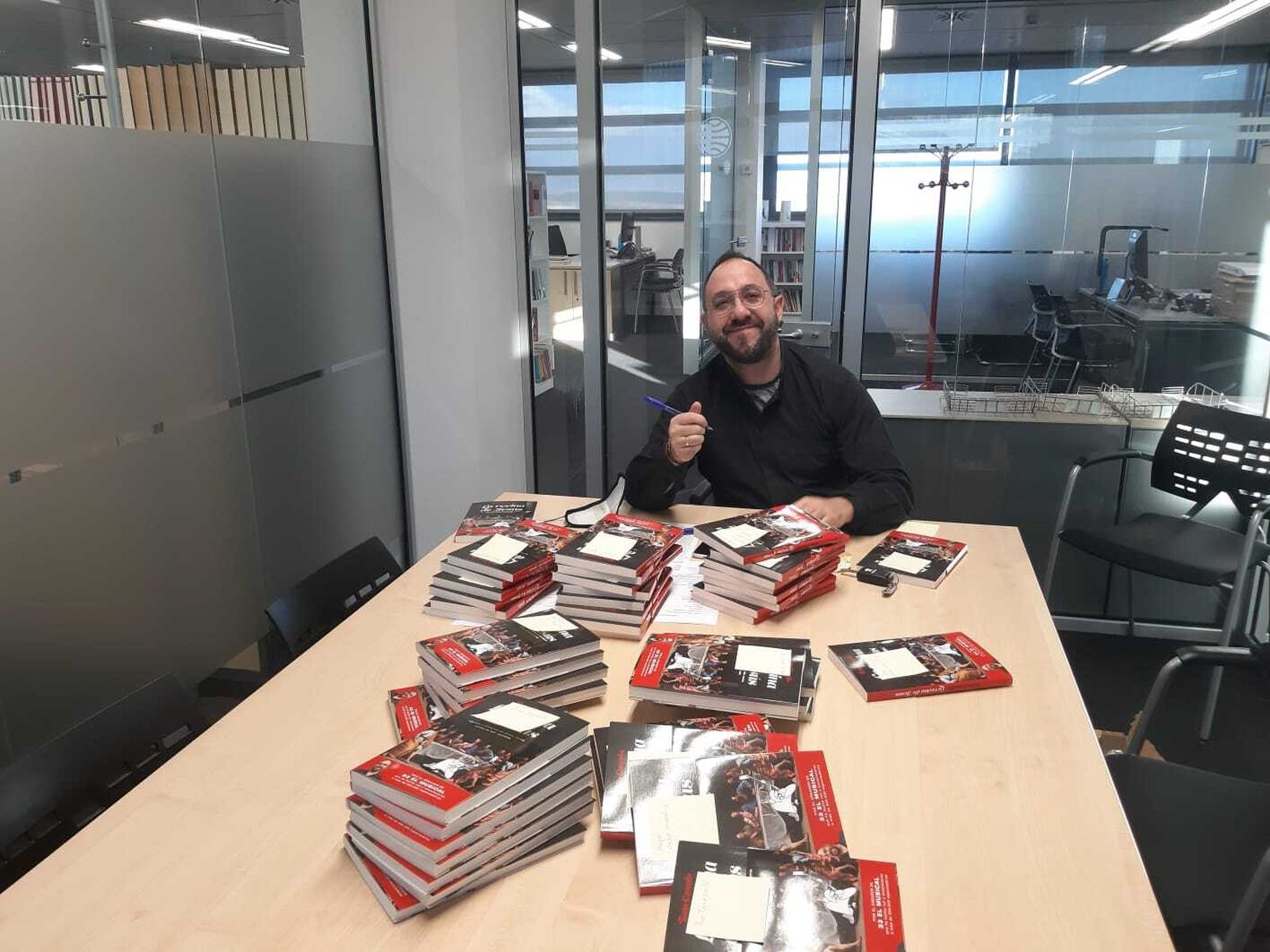 Toño Casado, firmando los primeros ejemplares de su 'Damiana, la vecina de Jesús'