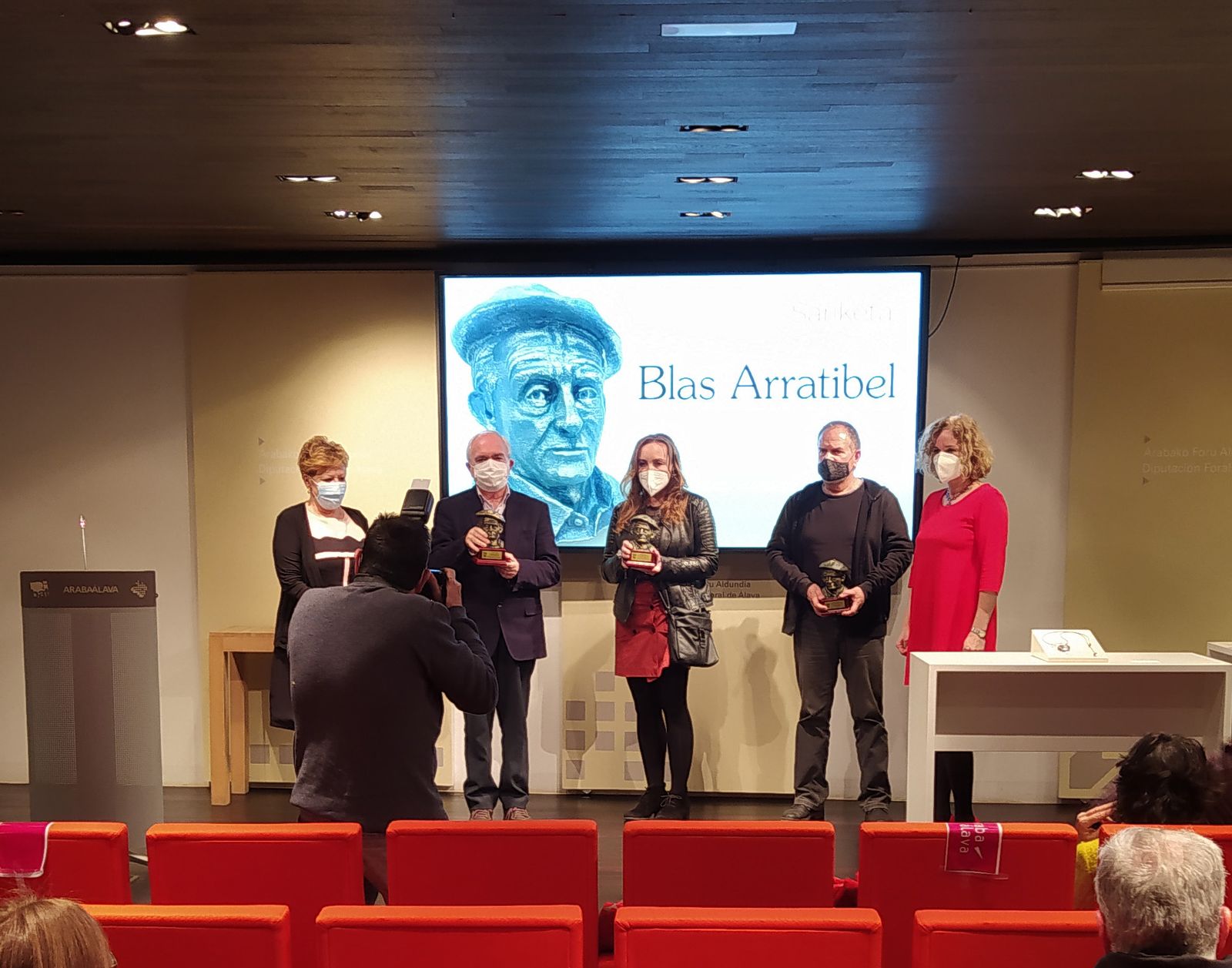 La Diputación Foral de Álava reconoce al misionero Peli Romarategui su trayectoria artística